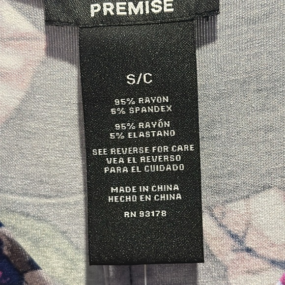 NWT Premise sleeveless Hibiscus Floral dress with a v- neck 95% Rayon 5% Spandex - Picture 6 of 9